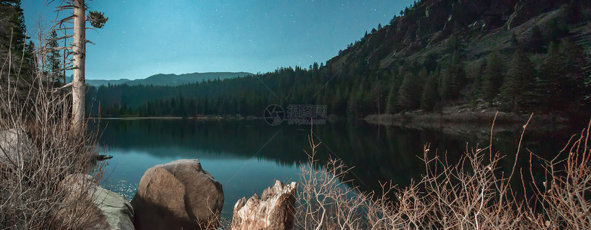 夜间在长毛大湖卡利弗尼亚对双湖泊的泛光夏季景色图片