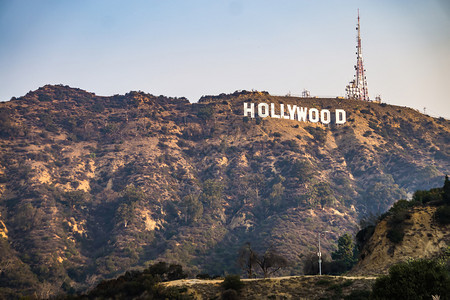 环球电影公司标志远处山上著名的好莱坞标志背景
