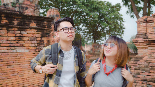 在传统城市的令人惊叹地标上享受旅途女人高清图片素材