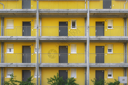 黄漆墙壁的现代公寓楼图片