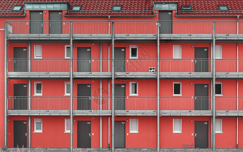 红色墙壁的公寓楼图片