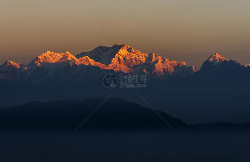 从锡基姆语和因迪亚省锡基姆语观测到的堪钦坚加山峰图片