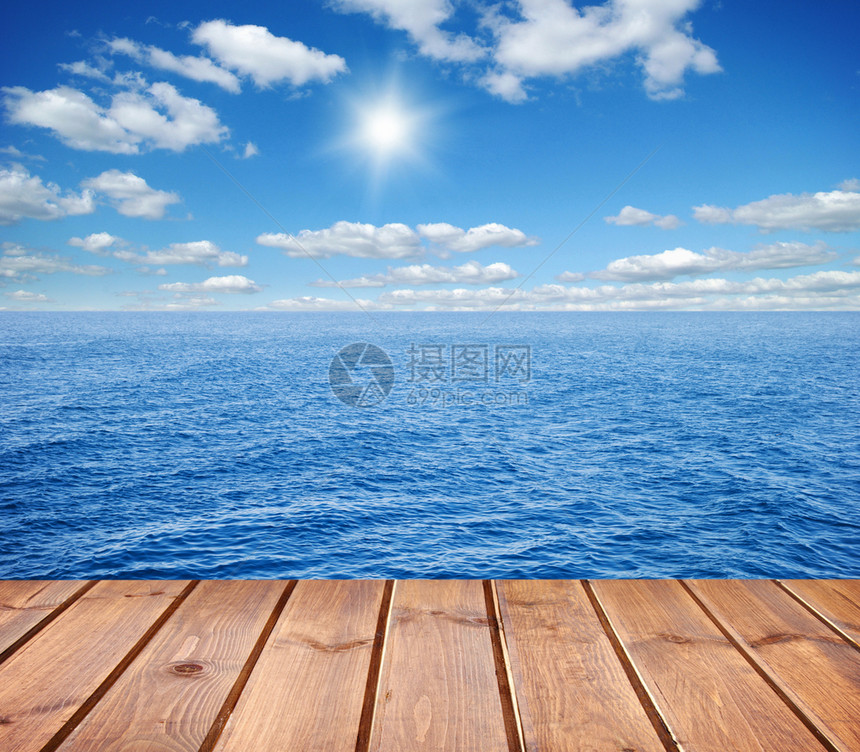 海洋和木制平台图片