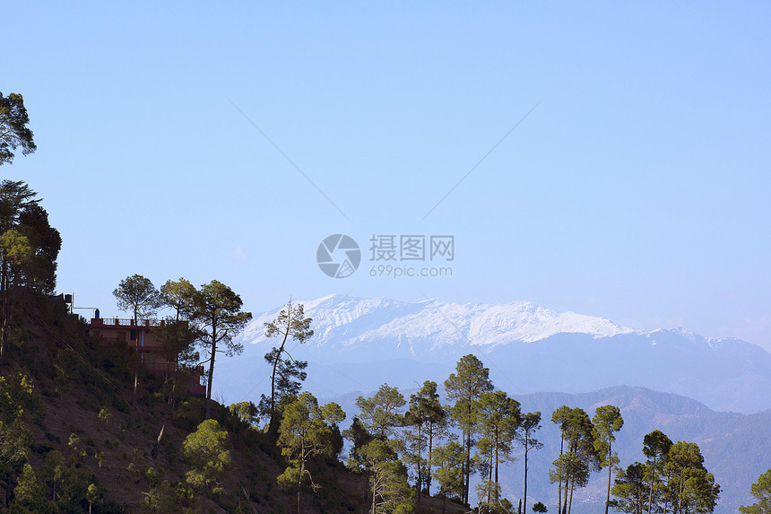 喜马拉雅山脉的山脉在印度喜马偕尔邦的卡萨里拍摄的雪峰喜马拉雅山谷卡萨里喜马偕尔邦印度图片
