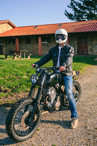 戴头盔骑摩托车的男人背景图片