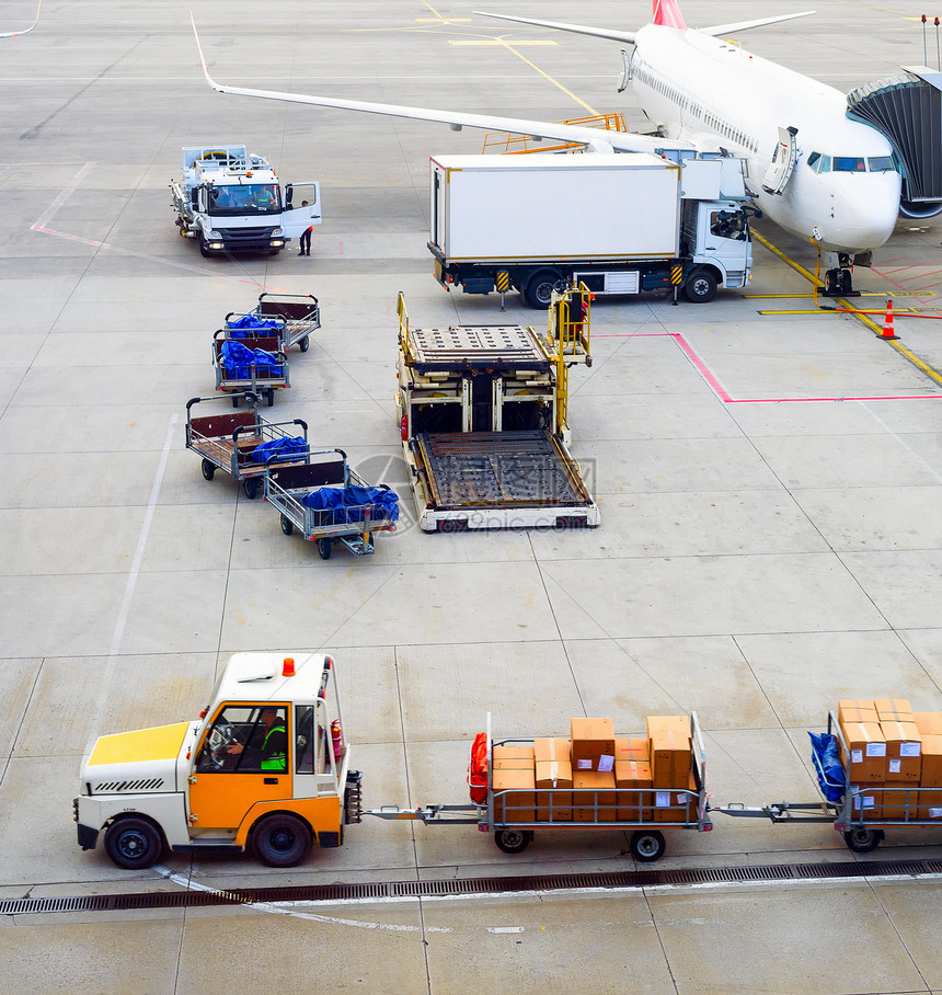 卡车运输机场跑道的行李车图片