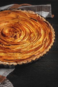 以玫瑰花形的甜土豆薄饼在黑木桌上秋天美味的食物生锈美国薄饼图像图片