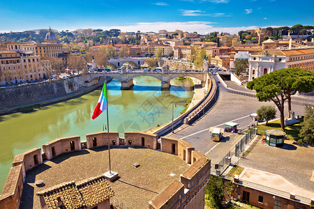 从意大利首都上方的天顶和河川风景图片
