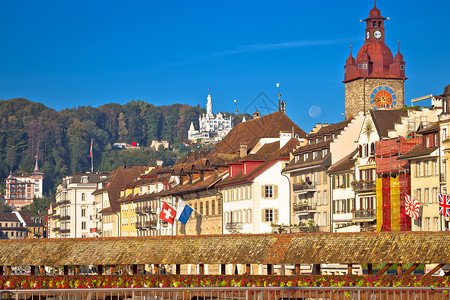 水边和著名的地标景象美丽的瑞士城市景色图片