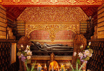4月5日老挝琅勃拉邦华西洞美丽的老金卧佛堂壁画艺术墙图片