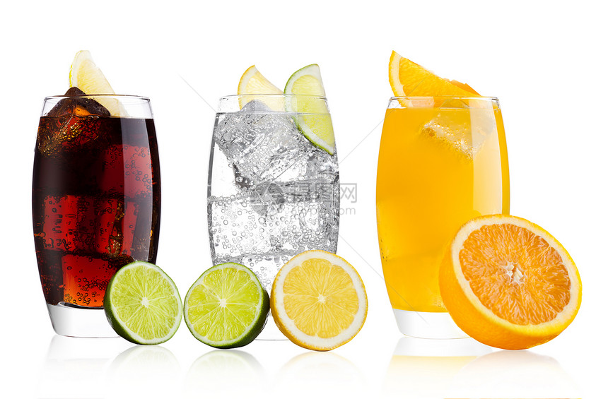 一杯可口乐橙汽水和柠檬白底面的闪光水加冰块柠檬和石灰比特图片