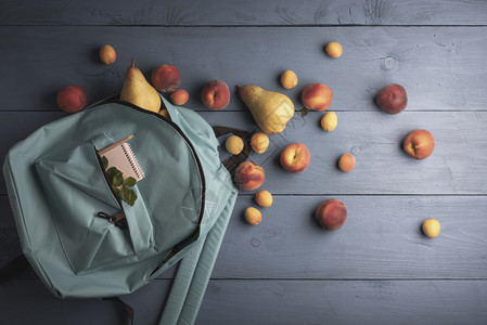 新鲜桃子梨和杏仁在一头背包中收获图片