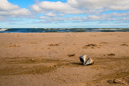 沙滩上的苏打水易拉罐图片