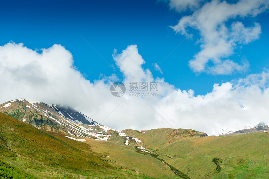 朱奈考卡苏斯乔治亚等地有雪盖的绿山图片