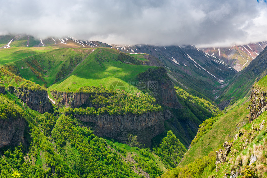 横跨地理之闪的高山和峡谷美丽的自然景观图片