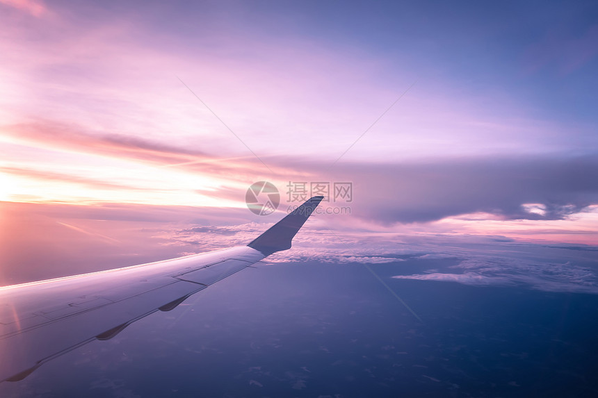 从飞机窗口的日落视图图片