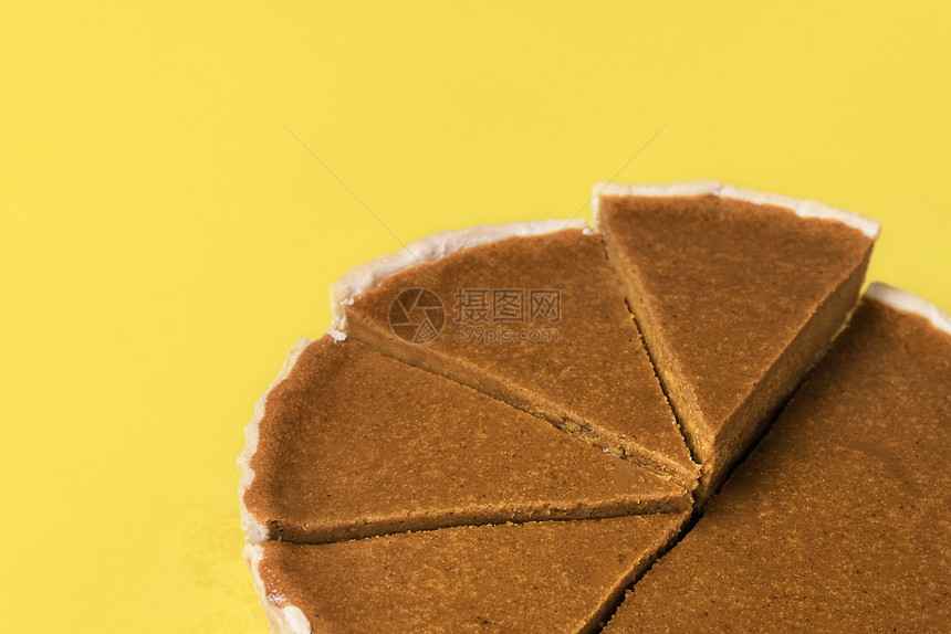 黄底的可变小派切片南瓜传统的秋甜点感恩食美国派图片
