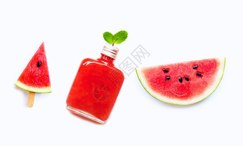 西瓜切片和冰棒与一瓶健康的西瓜汁隔离在白色背景图片