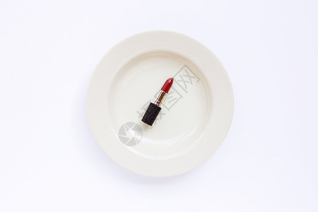 白底餐上的口红美丽化妆概念图片