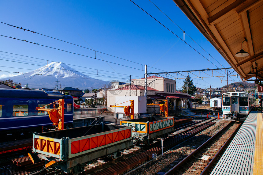 2018年日本火雪山位于前角的shimoyda站列车托基奥川口子路由旅游点前往著名的chureito塔和fuji观察点图片
