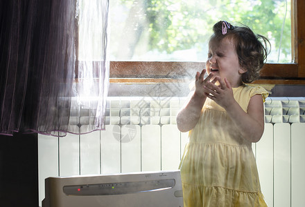 空气净化器和咳嗽的孩子图片