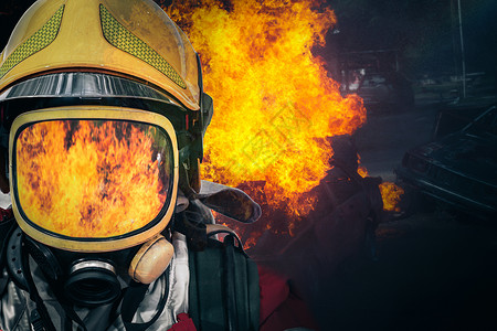 戴面罩的消防员单独身着安全套装夹克高清图片素材