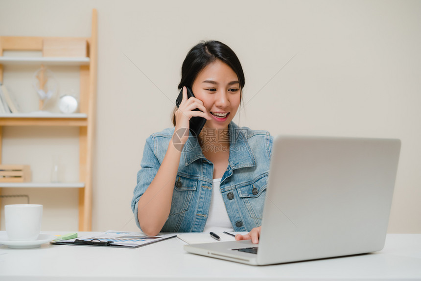 穿着智能便衣的美丽商业女工作在笔记本电脑上工作图片
