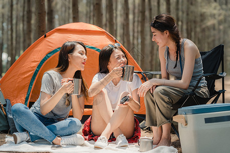 咖啡帐篷少女们在帐篷前聊天背景