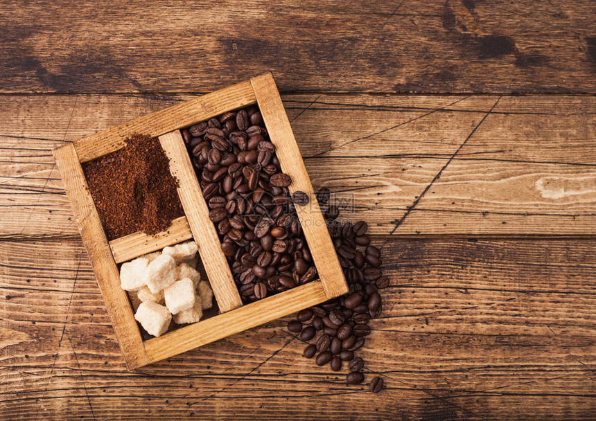 含有豆子和木本底甘蔗糖的地粉新鲜生有机咖啡的古董箱图片