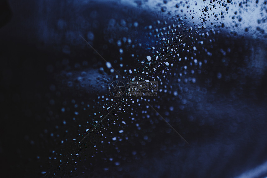 玻璃上的水滴阴云雨天窗外的蓝色纹身背景玻璃上的水滴窗外雨蓝色纹身背景阴云雨天图片