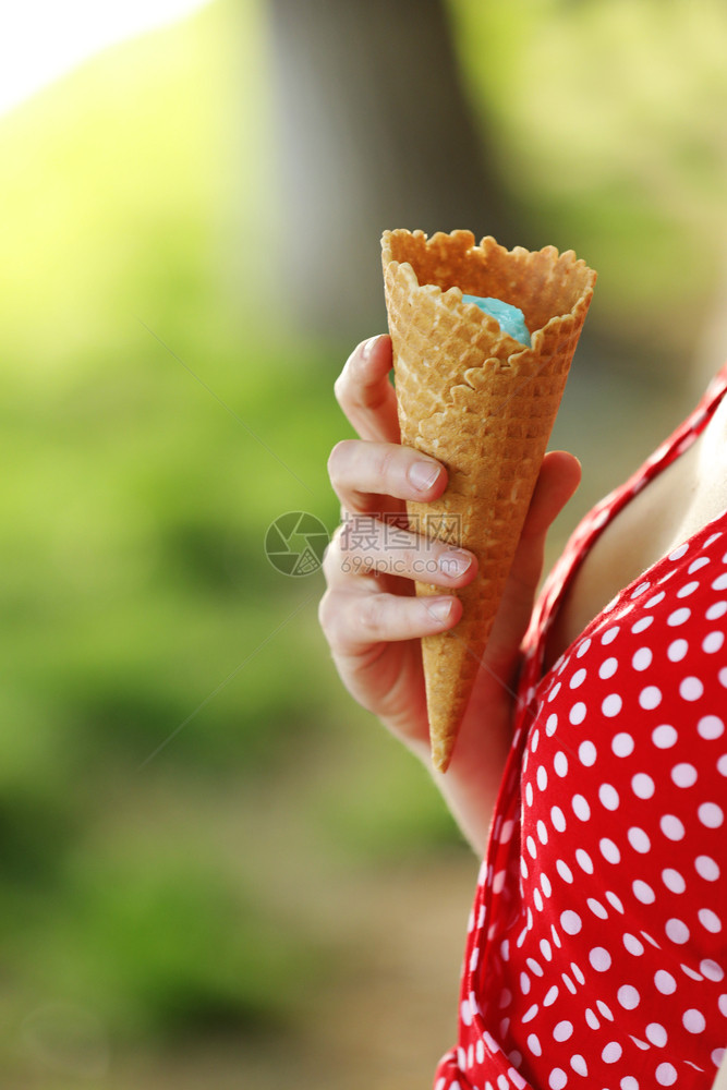 女手握新鲜华夫饼和香草莓冰淇淋的画面图片