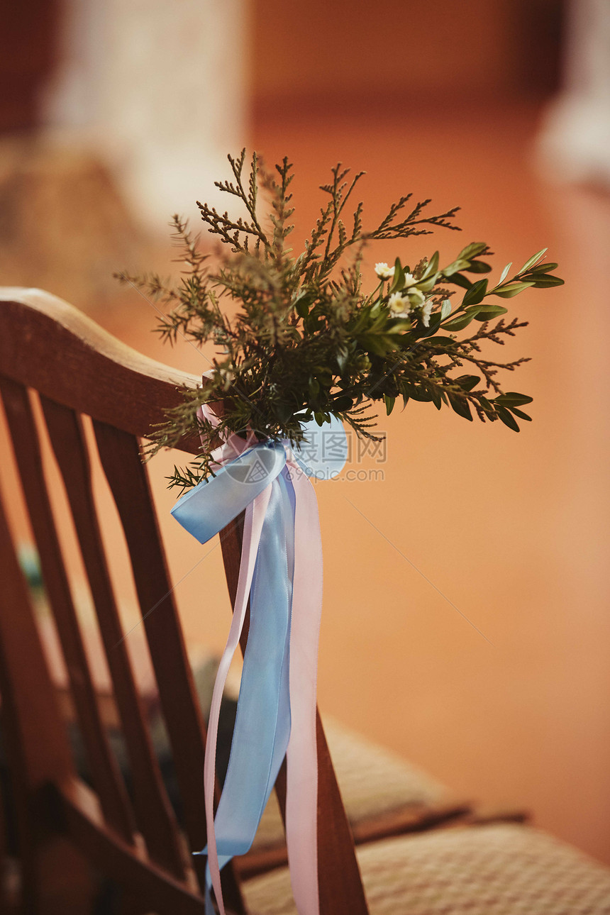 婚礼花和装饰教堂花的椅子图片