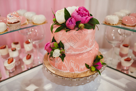 白色透明蛋糕架婚礼的粉色蛋糕背景