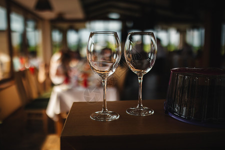 餐厅背景的酒下两杯玻璃餐厅背景的酒下两杯玻璃图片