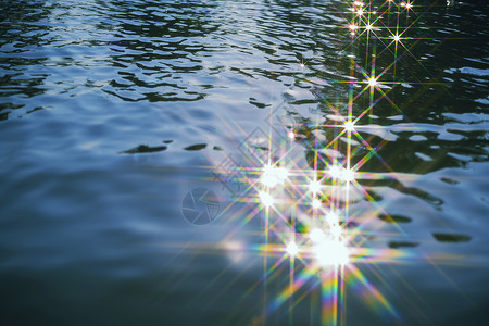 阳光反射的湖水图片