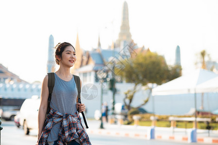 旅行者是亚洲女在泰国的bangkothailnd背负式女中旅行和散步快乐地渡过节假旅行风格高清图片素材