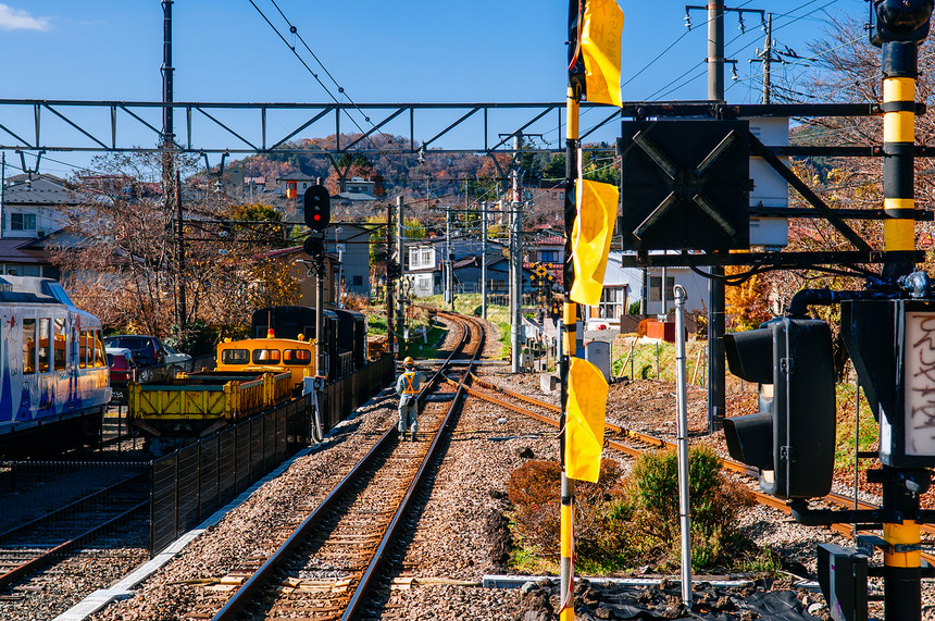 2018shimoydaJpn铁路口有交通灯信号工在Fujiky铁路线shimoyda站车道上履行检查义务图片