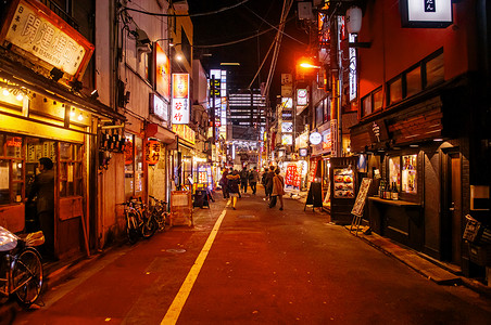 2018tokyJapnizky酒吧和夜街餐厅有亮号当地人在KandJr站附近的小街上行走背景图片