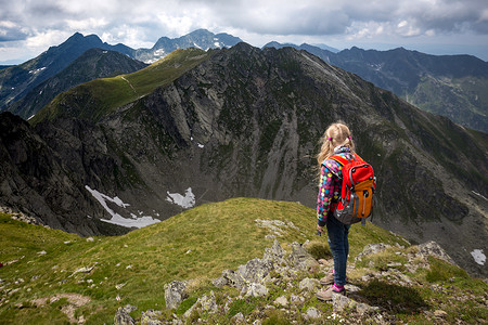 小女孩徒步旅行者在山上的一条小路转口fogars罗马尼亚夏天高清图片素材
