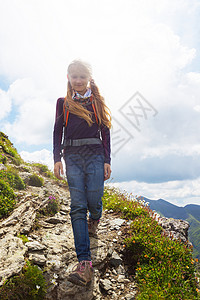 小女孩徒步旅行者在山上的一条小路转口fogars罗马尼亚天空高清图片素材