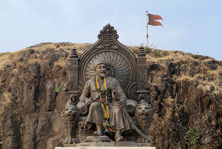 马哈拉施特邦伊加德堡的安息日国王雕像背景图片