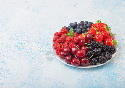 蓝厨房桌背景草莓蓝黑和樱桃图片