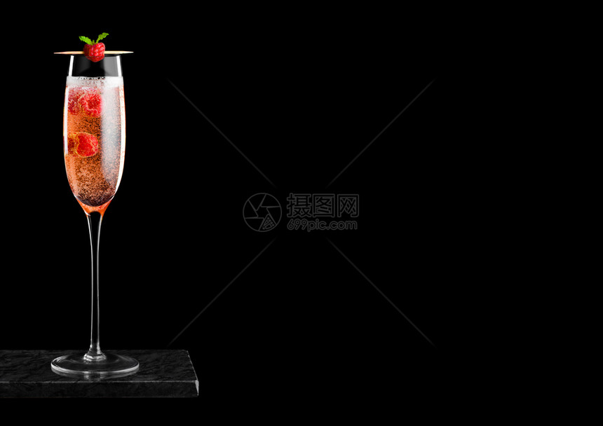 粉红玫瑰香槟的优雅杯子里面有草莓黑色大理石板上黑色背景图片