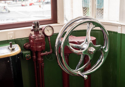 LisbonPrtugal的旧滑轮铁路车内侧的滑轮铁路车控制图片