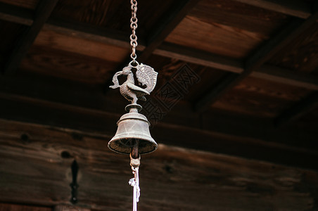 古董铜铃挂在天花板下背景图片