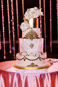 白色的婚礼蛋糕和鲜花婚礼仪式大型蛋糕装饰趋势图片