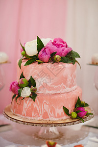婚礼的粉红蛋糕婚礼的花朵图片