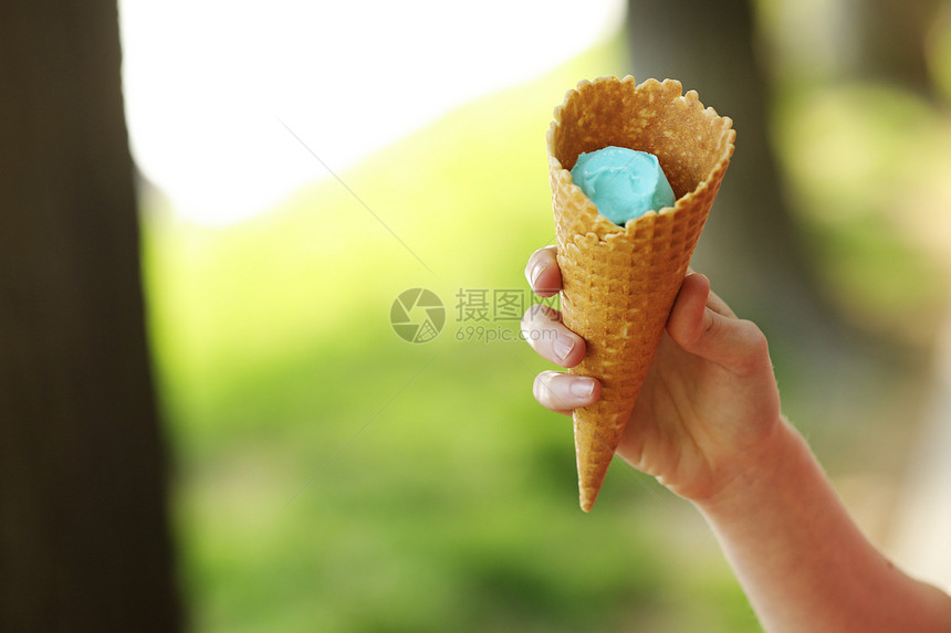 手握蓝冰淇淋图片