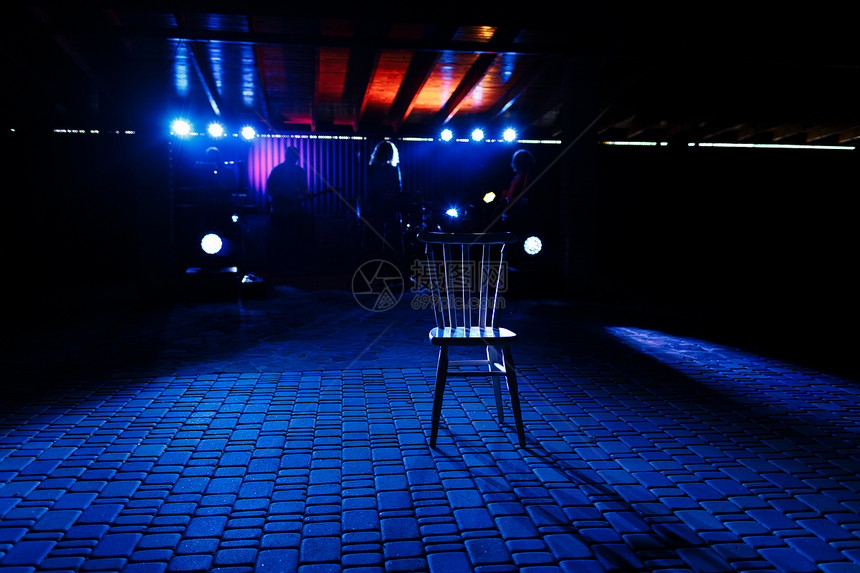 晚上露天的白椅子晚上户外婚礼概念晚上的闭门婚礼概念园内背景模糊的概念晚上户外白椅子晚上的婚外礼概念图片