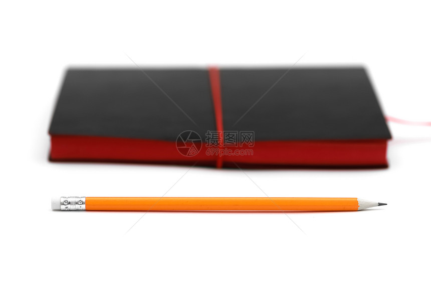 黑色皮革摩擦肤笔记本上的橙和黑色皮上的粉橡皮图片
